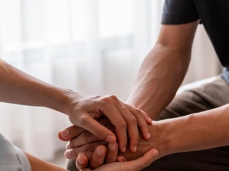 kobieta i mężczyzna  trzymają się za dłonie