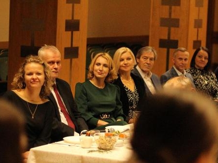 uczestnicy spotkania siedzą przy stole