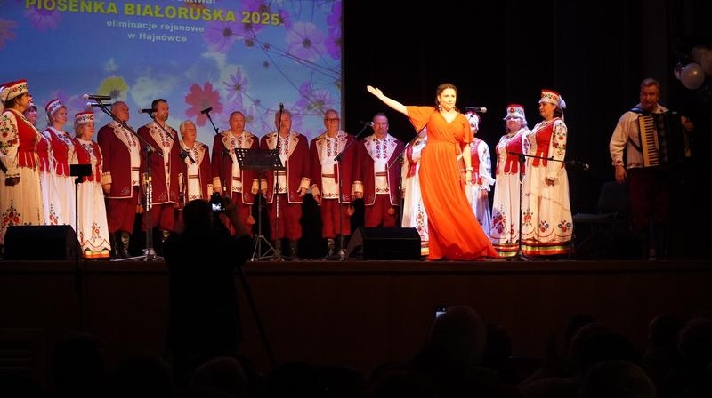 Zespół występujący na scenie HDK.