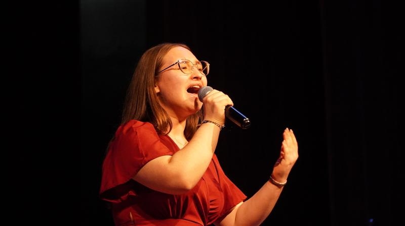 Wokalistka występuje na scenie HDK.