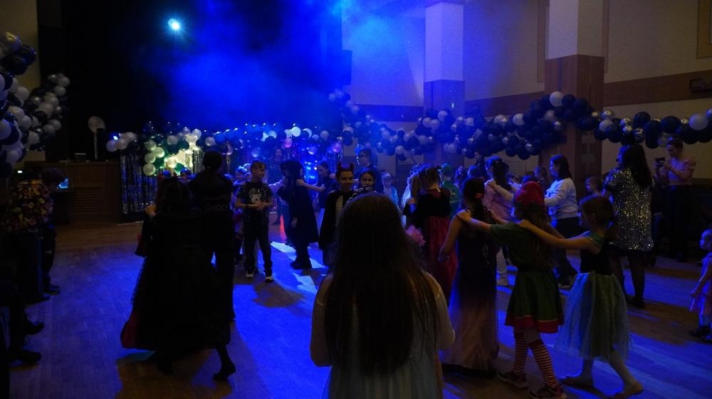 dzieci uczestniczące w balu