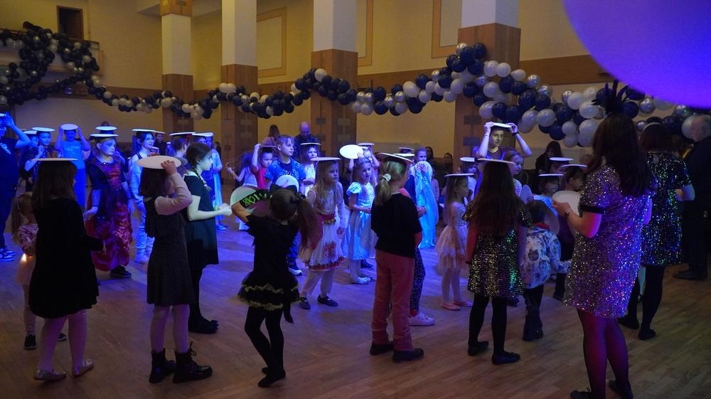 dzieci uczestniczące w balu