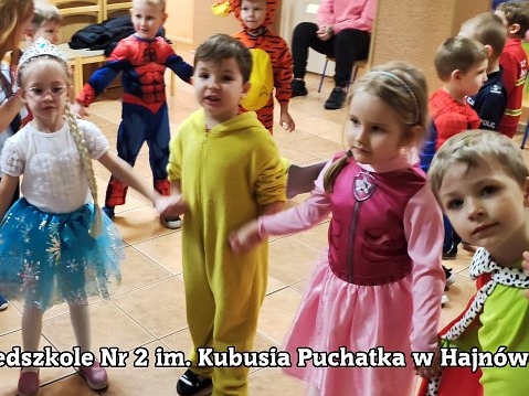dzieci w przebraniach