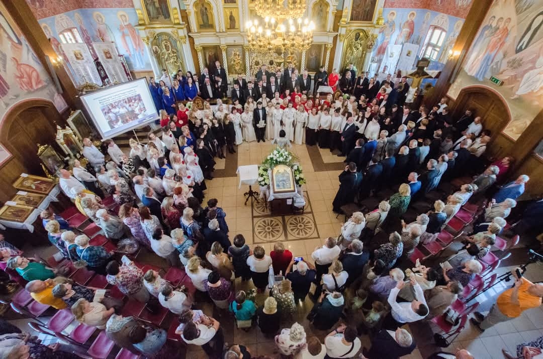 Chór podczas koncertu towarzyszącego w świątynii