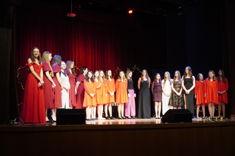 Na zdjęciach widać dziewczęta ze Studia Piosenki HDK występujące na scenie.