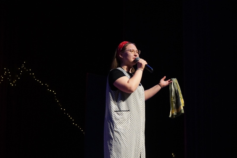 Na zdjęciach widać dziewczęta ze Studia Piosenki HDK występujące na scenie.