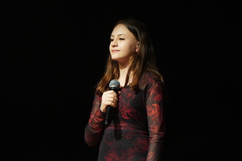 Na zdjęciach widać dziewczęta ze Studia Piosenki HDK występujące na scenie.