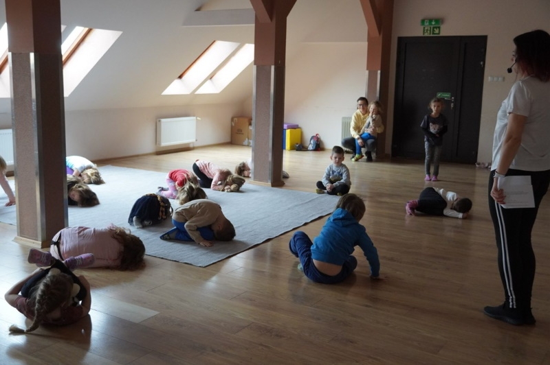 Na zdjęciach widać dzieci uczestniczące w zajęciach z okazji Dnia Kota.