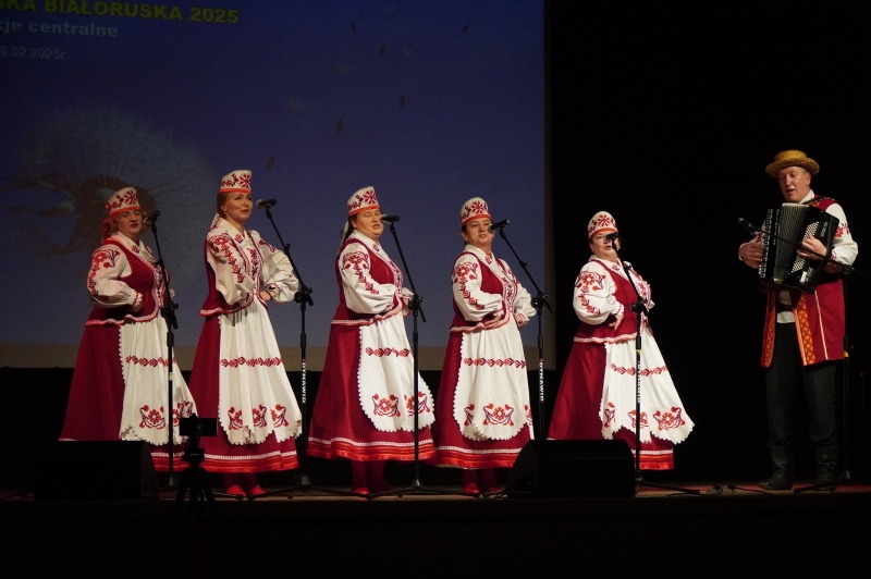 Na zdjęciach widać zespoły występujące na scenie HDK.