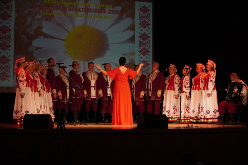 Na zdjęciach widać zespoły występujące na scenie HDK.
