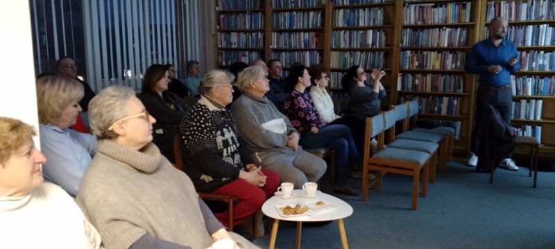 Na zdjęciach widać uczestników spotkania i slajdy przygotowane przez prowadzącego.