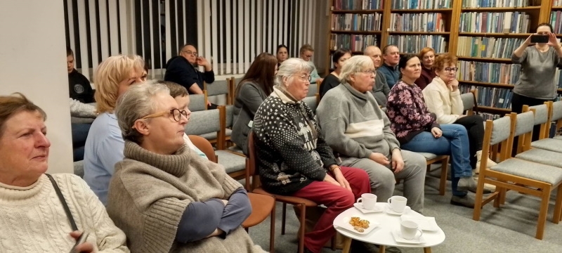 Na zdjęciach widać uczestników spotkania i slajdy przygotowane przez prowadzącego.