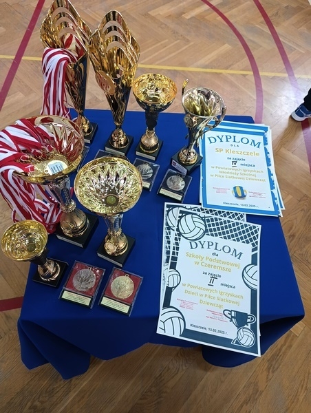 stół z trofeami