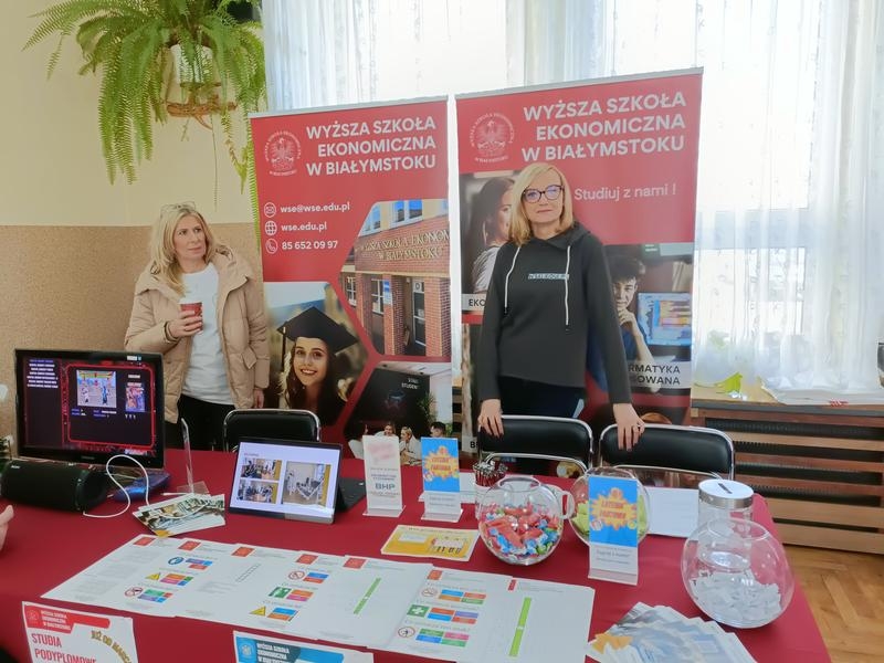 stoisko wystawiennicze uczelni