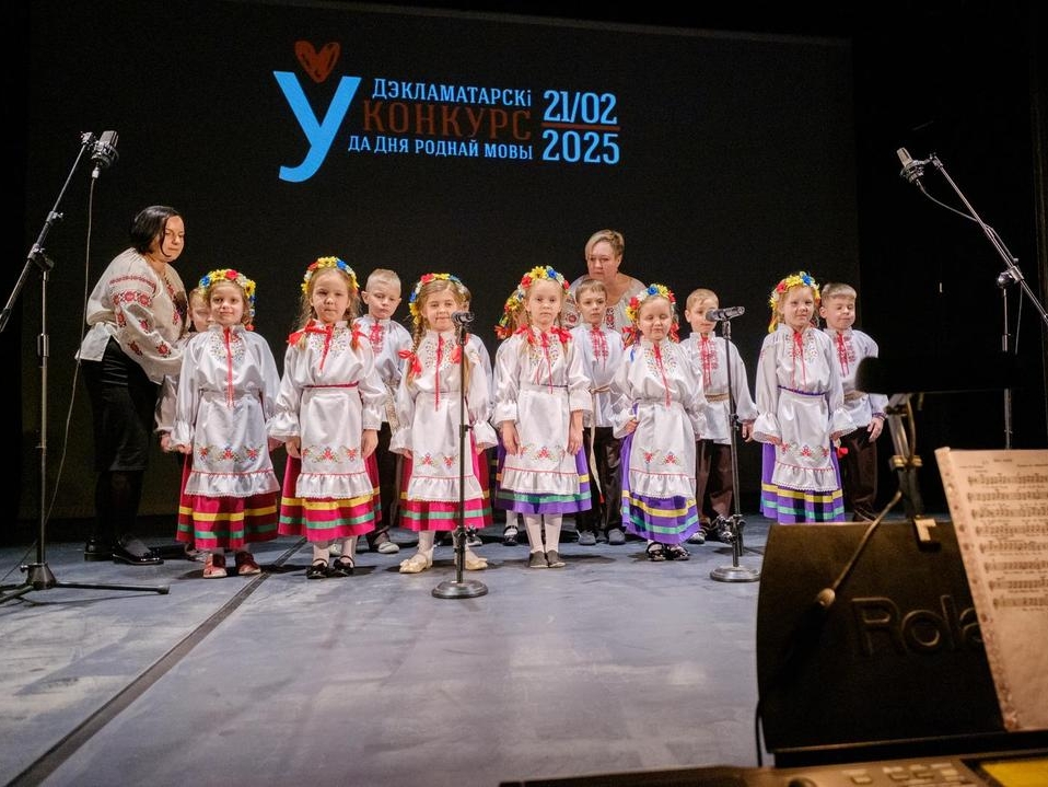 grupa dzieci na scenie