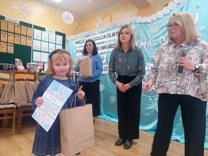 wręczenie dyplomu dla dziecka