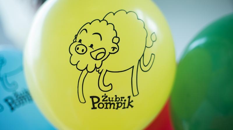Żółty balon z logo Żubra Pompika