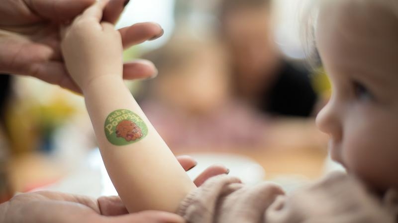 Prezentacja tatuażu z logo Przedszkola na rączce dziecka