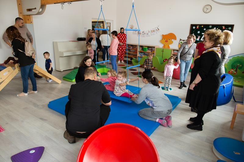 Zabawy w sali sensorycznej - rodzice i dzieci poznają Przedszkole