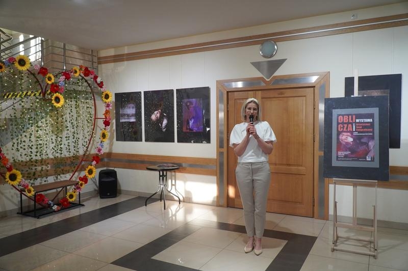 Uczestnicy wystawy Artystycznej Sesji Fotograficznej "Oblicza Kobiety"