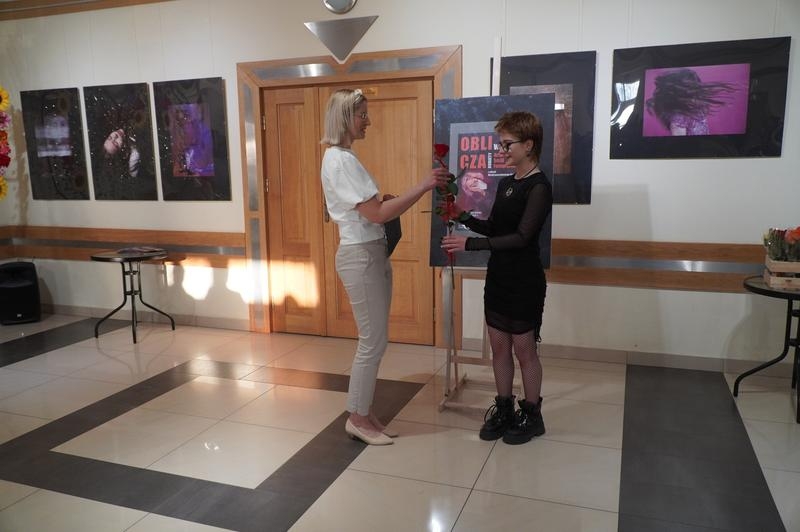 Uczestnicy wystawy Artystycznej Sesji Fotograficznej "Oblicza Kobiety"