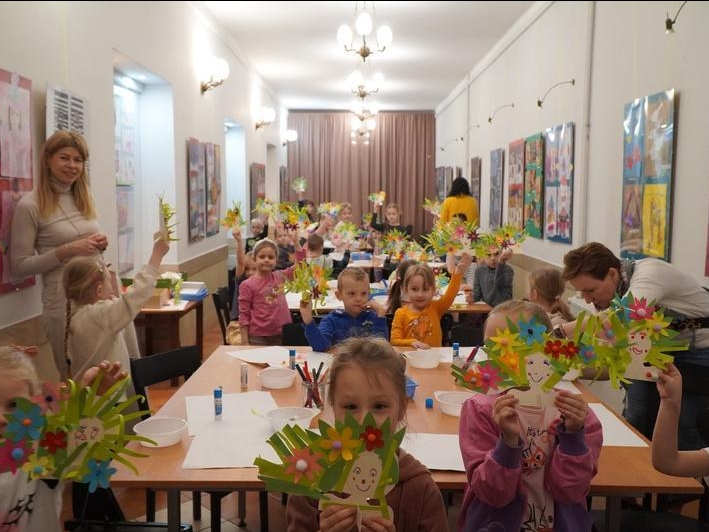 dzieci prezentują swoje prace plastyczne o tematyce wiosennej