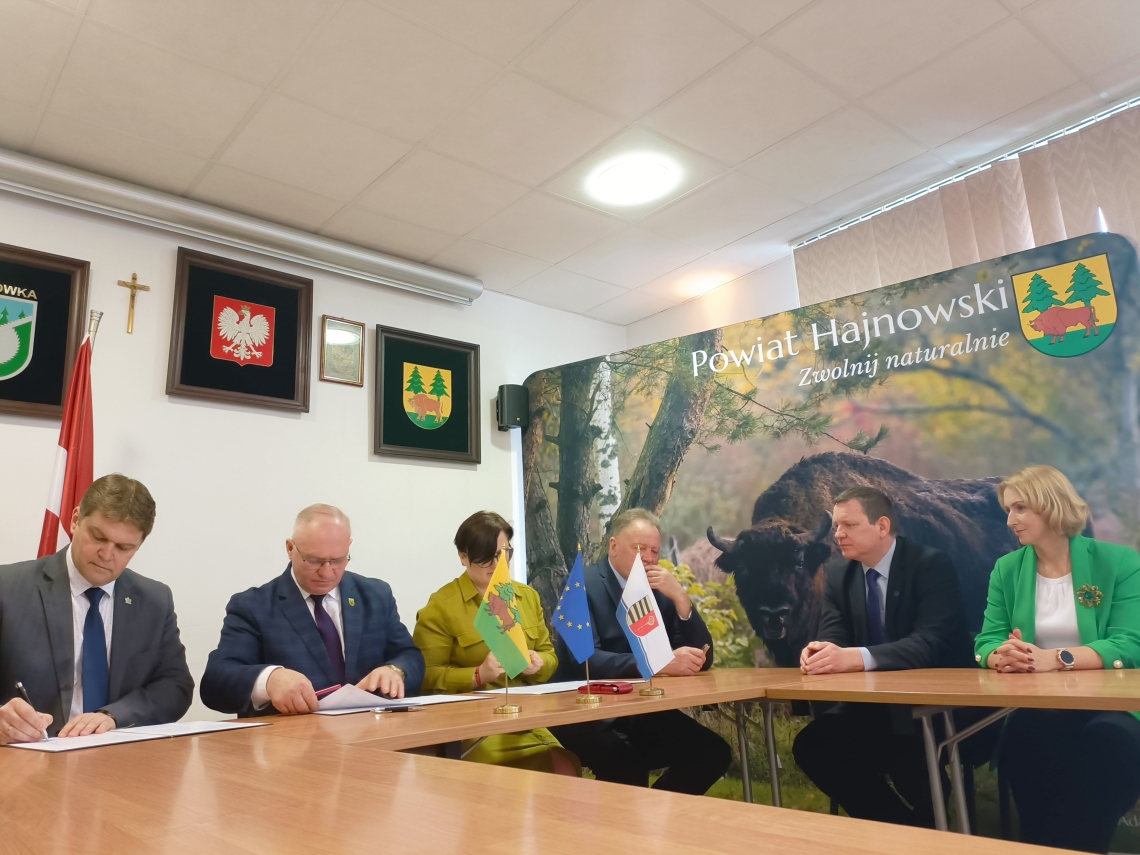 przedstawiciele miasta, powiatu i Krasławy podczas podpisywania umowy