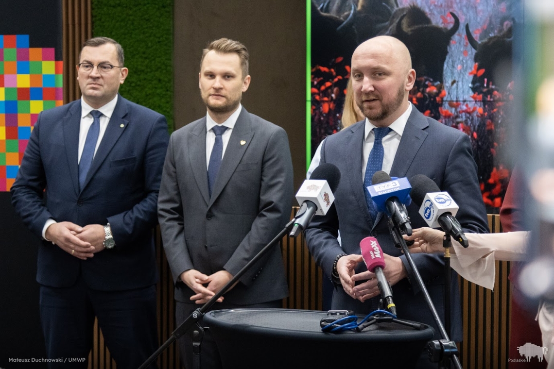 przemawia mężczyzna