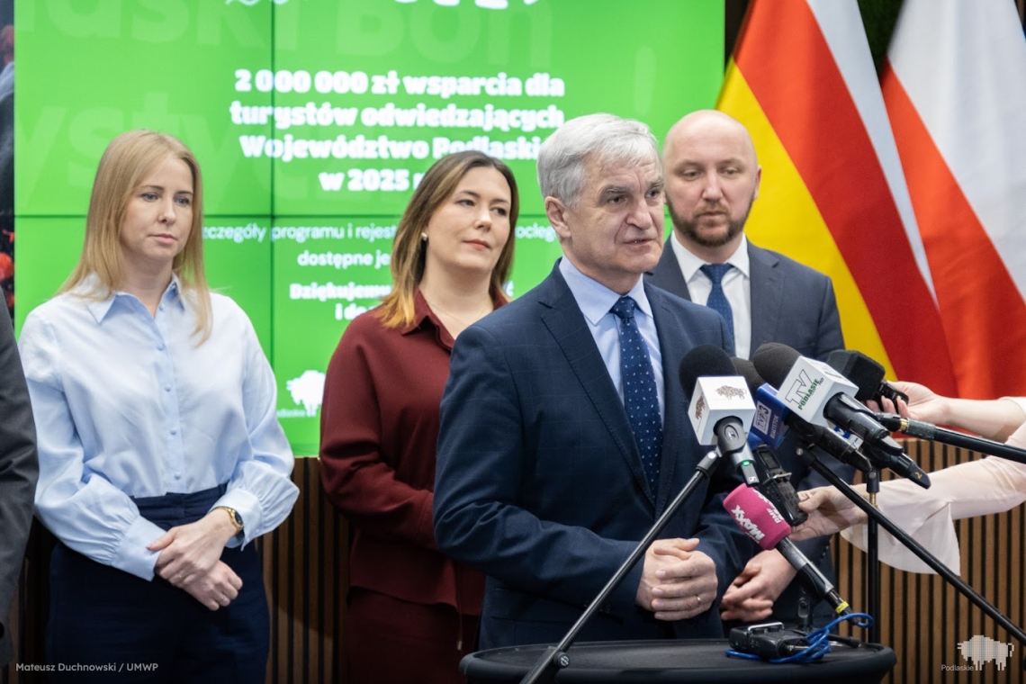 przemawia mężczyzna