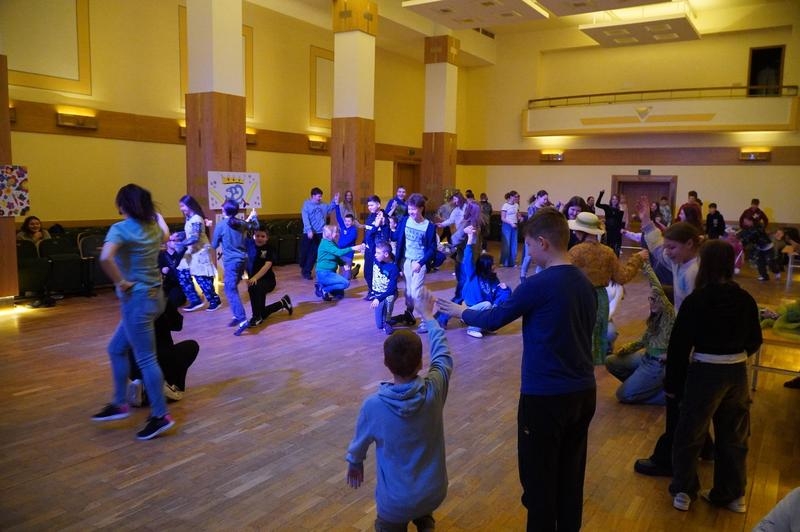 uczniowie biorący udział w Wiosenadzie