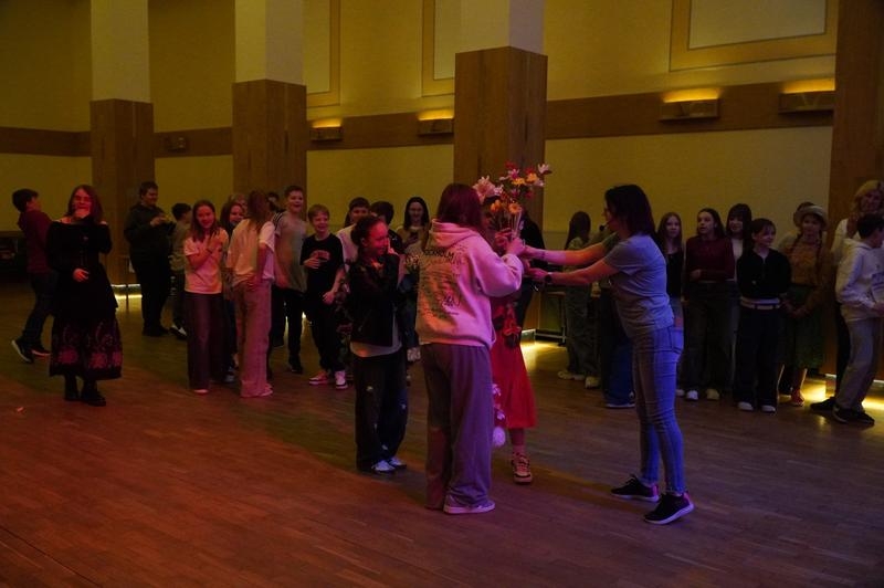 uczniowie biorący udział w Wiosenadzie