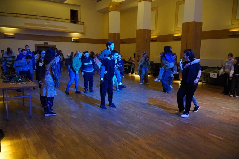 uczniowie biorący udział w Wiosenadzie