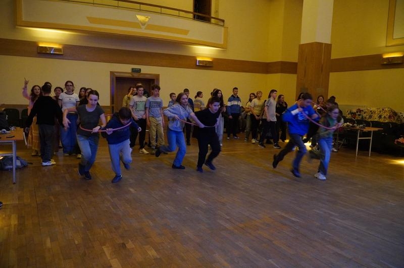 uczniowie biorący udział w Wiosenadzie