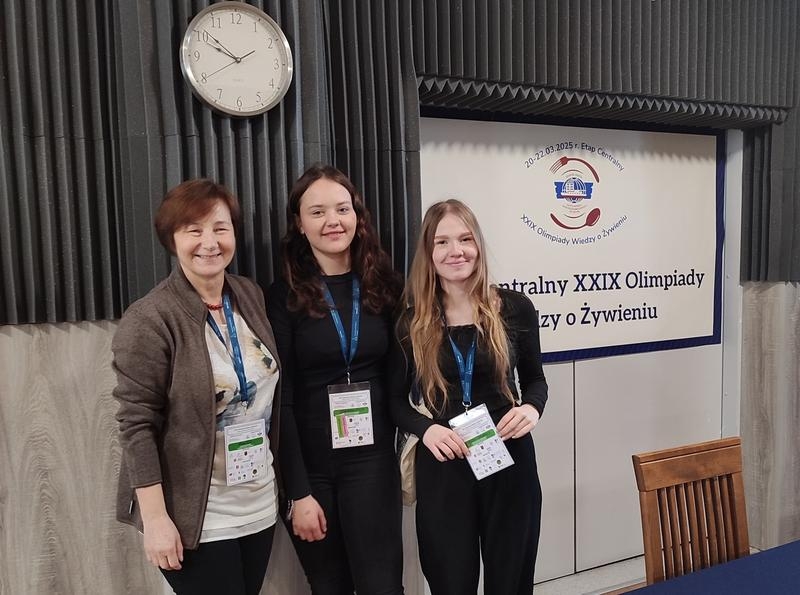 Pani Alina Plis, Karolina Ostapkowicz i Magda Skiepko pozują do wspólnego zdjęcia