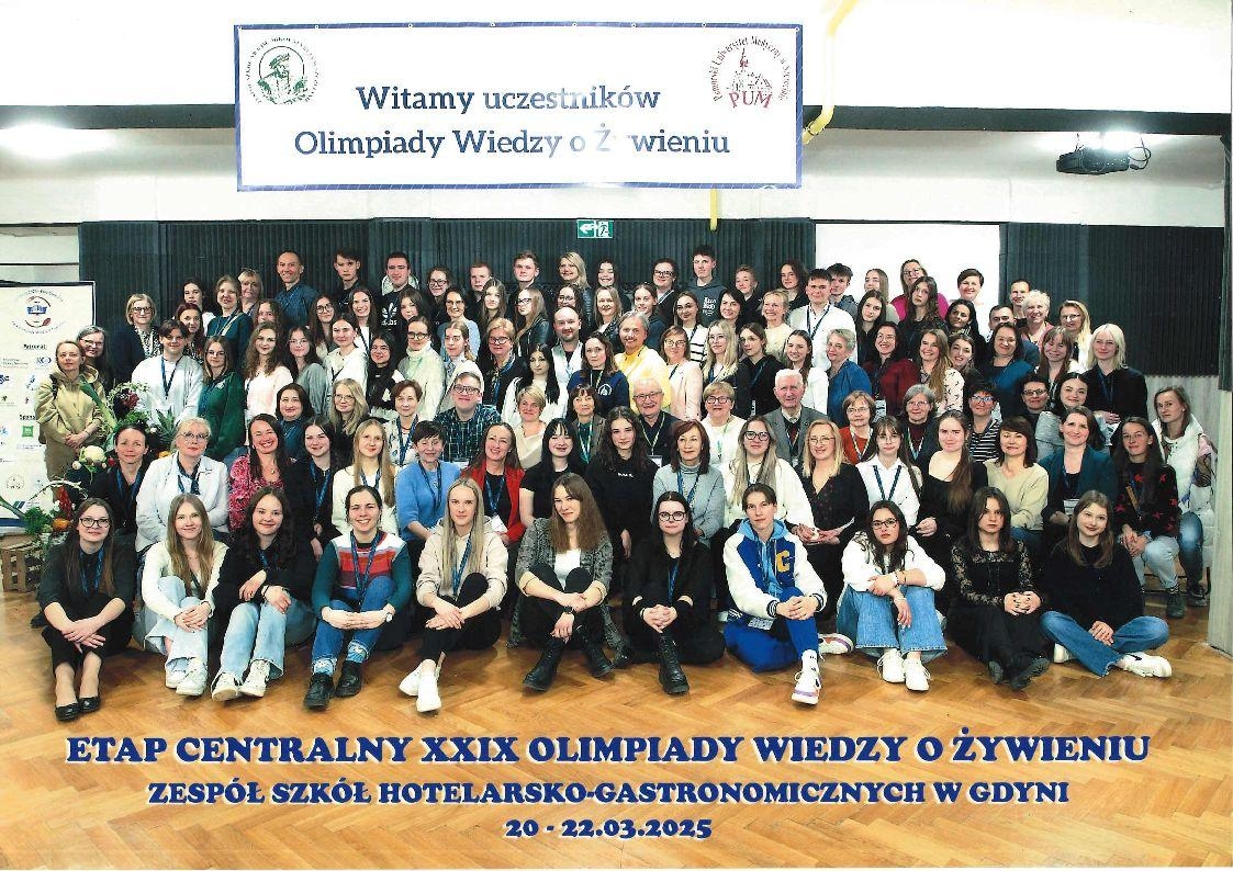Uczniowie i nauczyciele pozują do wspólnego zdjęcia