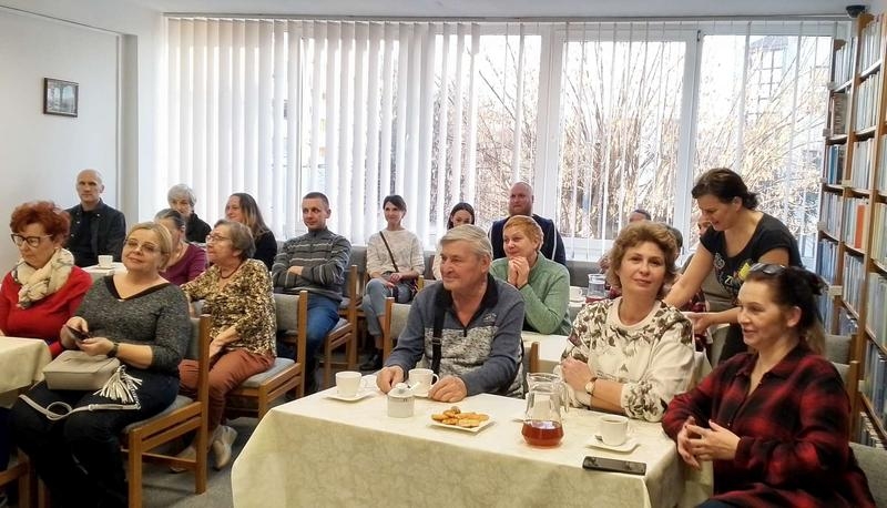 słuchacze w czytelni miejskiej