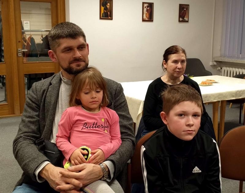 słuchacze na spotkaniu w czytelni