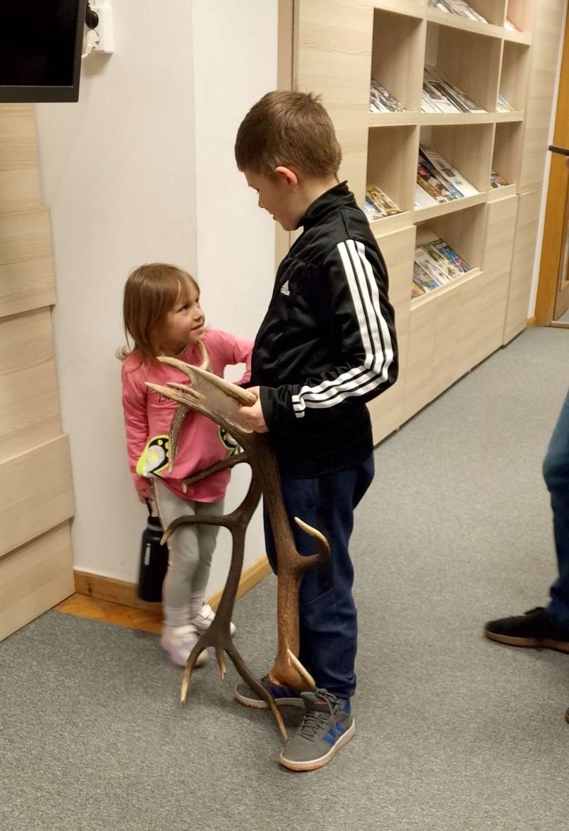 dzieci podnoszą poroże