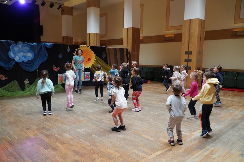 dzieci uczestniczące w zajęciach artystycznych "Krok do wiosny"