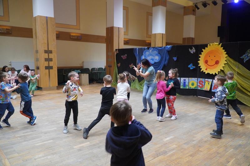 dzieci uczestniczące w zajęciach artystycznych "Krok do wiosny"