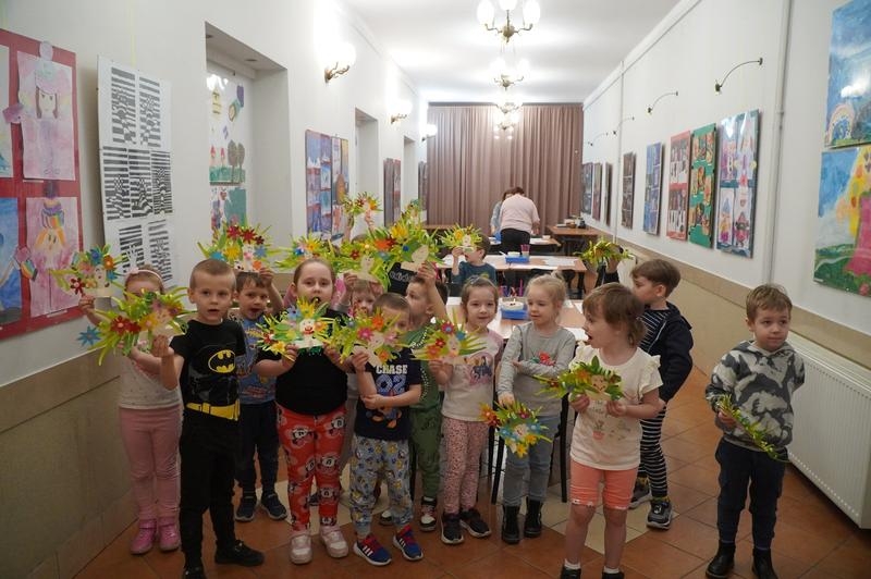 dzieci uczestniczące w zajęciach artystycznych "Krok do wiosny"