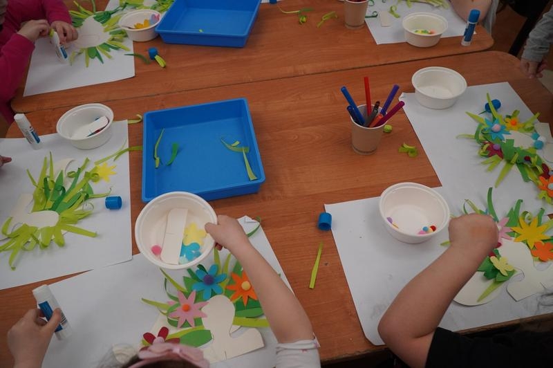 dzieci uczestniczące w zajęciach artystycznych "Krok do wiosny"