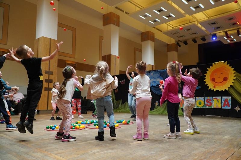dzieci uczestniczące w zajęciach artystycznych "Krok do wiosny"