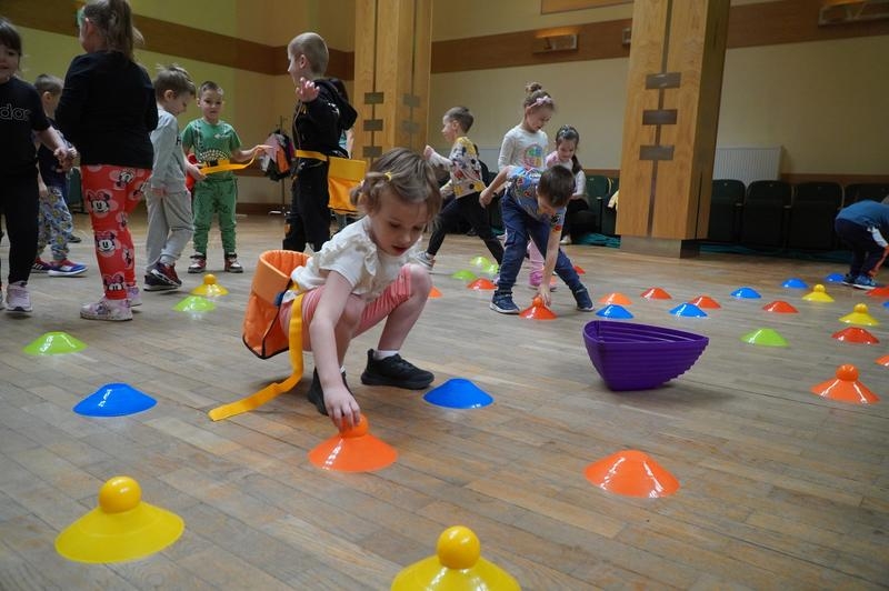 dzieci uczestniczące w zajęciach artystycznych "Krok do wiosny"