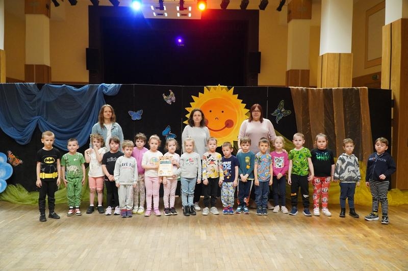 dzieci uczestniczące w zajęciach artystycznych "Krok do wiosny"