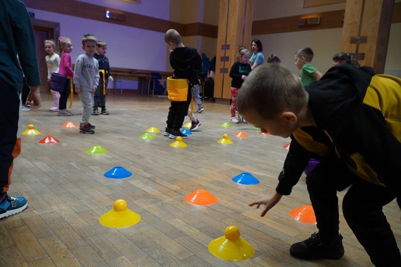 dzieci uczestniczące w zajęciach artystycznych "Krok do wiosny"