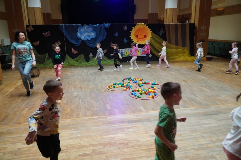 dzieci uczestniczące w zajęciach artystycznych "Krok do wiosny"