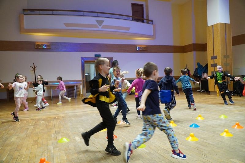 dzieci uczestniczące w zajęciach artystycznych "Krok do wiosny"