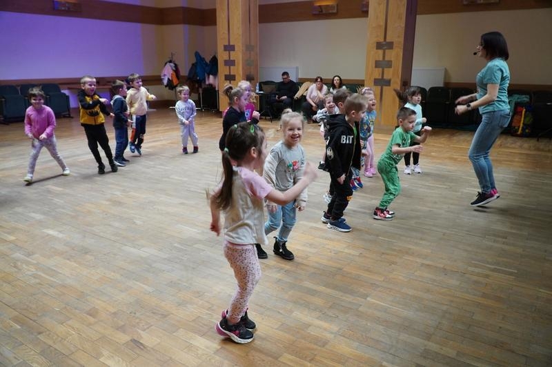 dzieci uczestniczące w zajęciach artystycznych "Krok do wiosny"