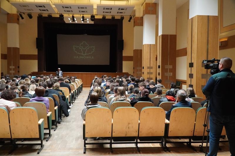 młodzież biorącą udział w pokazie filmu „Nasza pamięć”.